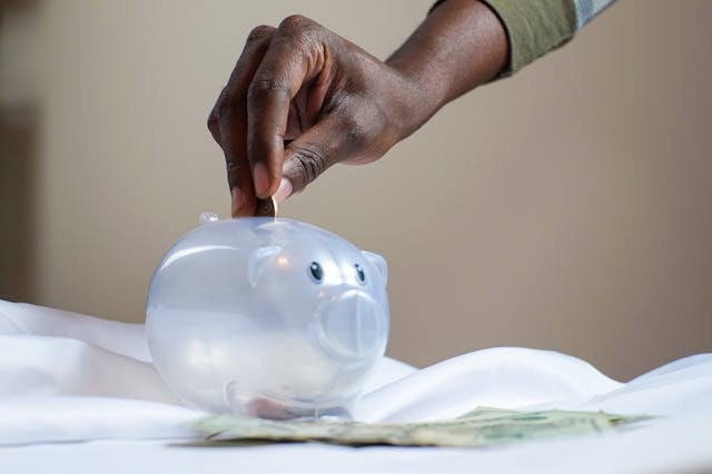 3-6 months emergency fund, average emergency fund size, Dave Ramsey emergency fund amount, emergency fund amount calculator, emergency fund by age, emergency fund calculator, emergency fund for family of 4, emergency fund for high income, emergency fund percentage of income, emergency fund rule of thumb, emergency fund size by income, emergency savings how much, how big should emergency fund be, how many months of expenses for emergency fund, how much cash should I have in emergency fund, how much emergency fund do I need, how to calculate emergency fund needs, is £10,000 enough for emergency fund, minimum emergency fund amount, recommended emergency fund amount